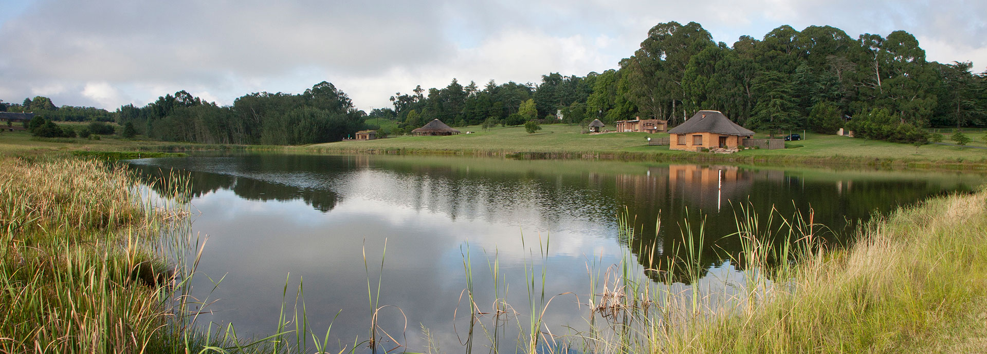 Remote lakeside colonial accommodation at Hartford House