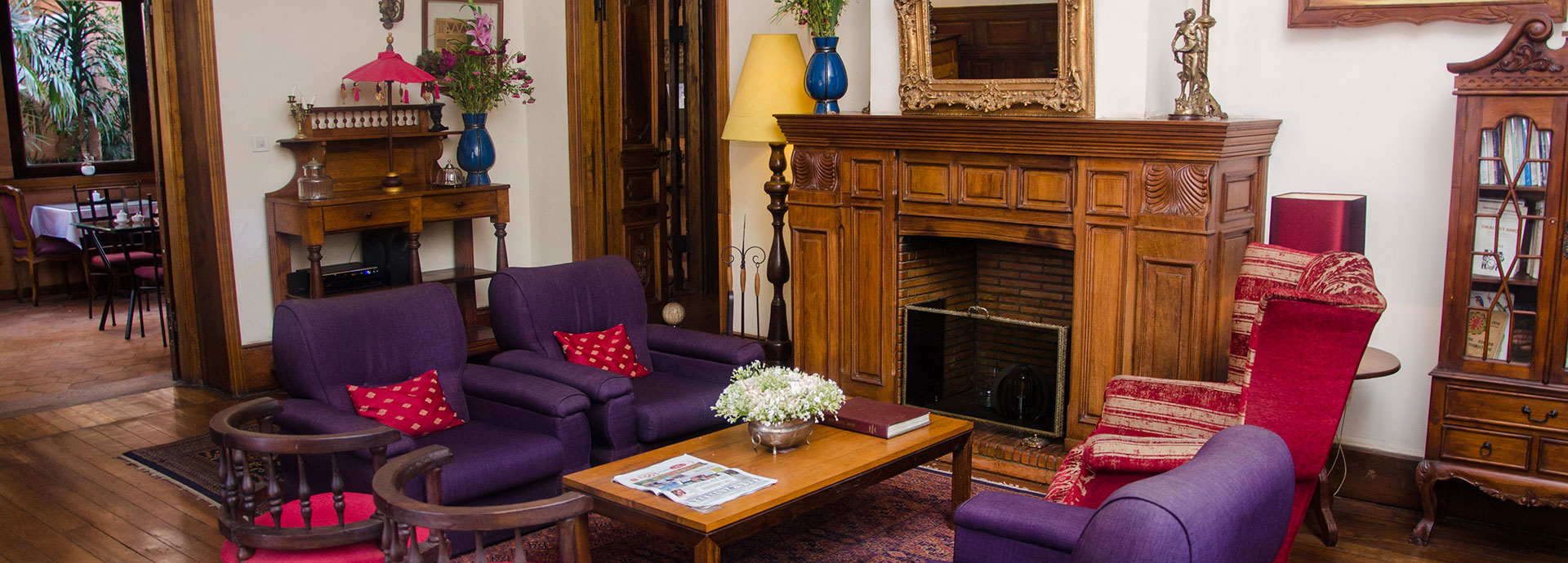 Sit in the lounge and read a book about lemurs at Pavillion de L'Emyrne