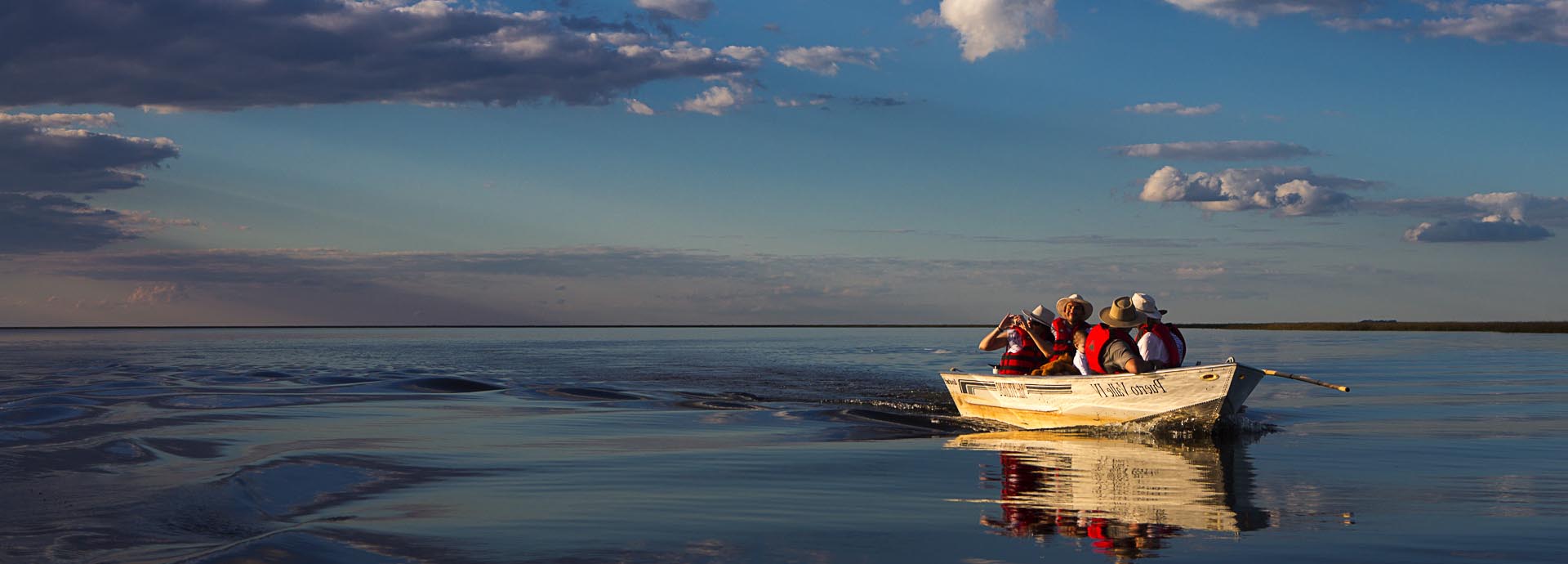 Rincon del Socorro offers boating trips in the Iberá Lagoon to see floating islands, caimans, marsh deer and a wide variety of birds.