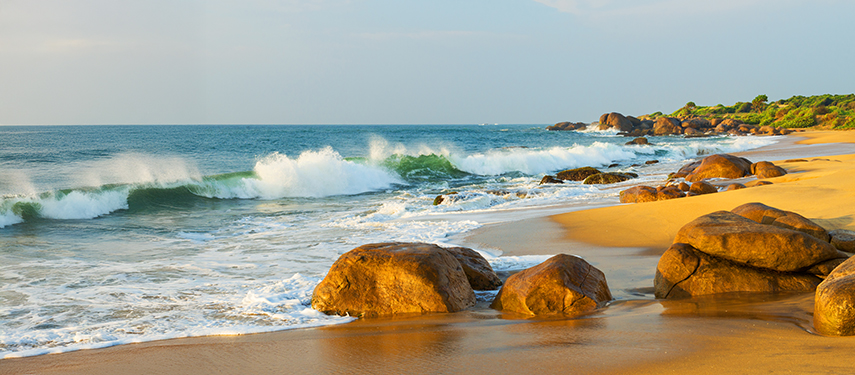 Image of the Sri Lankan coast with waves crashing on rocks