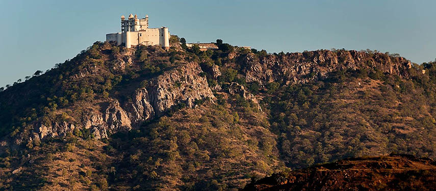 Udaipur Fateh Garh Hills are a spectacular sight on a luxury tour of Rajasthan
