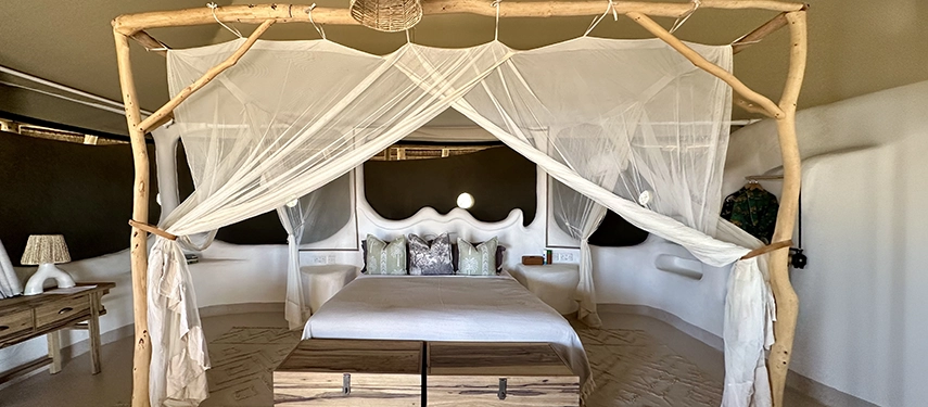 A sculpted, organic luxury suite at Moela blends earthy design with refined comfort on the edge of the Makgadikgadi.