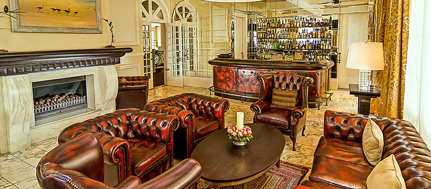Classical cocktails at the bar at Hemingways Nairobi