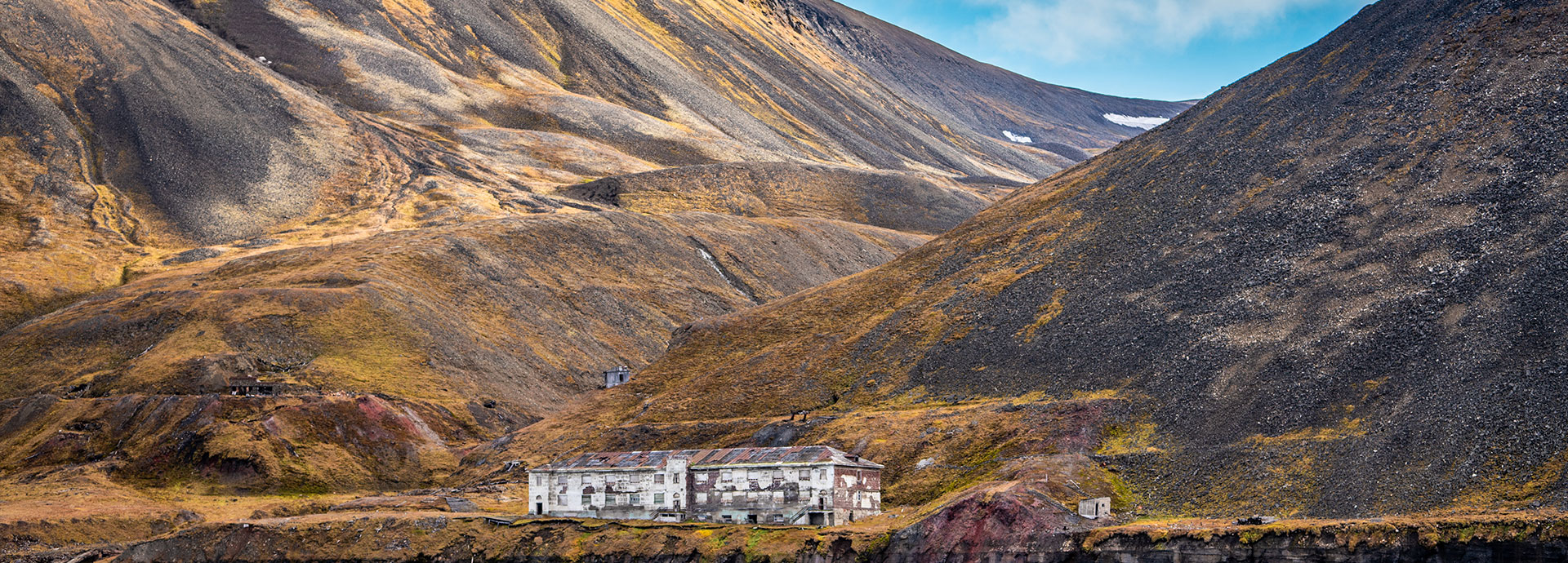 A hotel surrounded by the tundra mountains of Svalbard