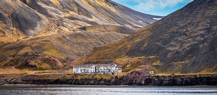 A hotel surrounded by the tundra mountains of Svalbard